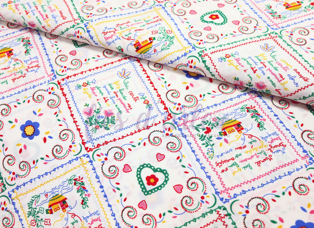 tecido branco estampado com padrões coloridos de quadrados, corações e flores