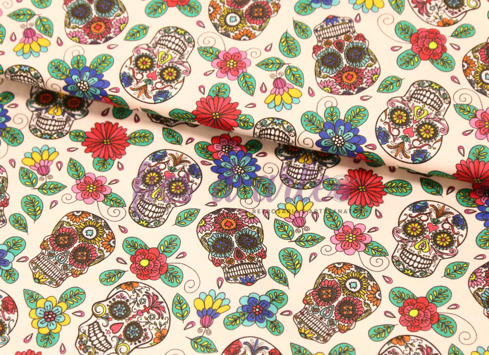 Tecido Caveiras tecido colorido com padrão de caveiras e flores