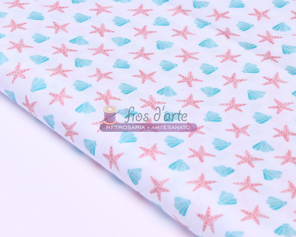 Tecido Estrelas do mar (Blank Quilting) Tecido branco com estrelas-do-mar cor-de-rosa e conchas azuis