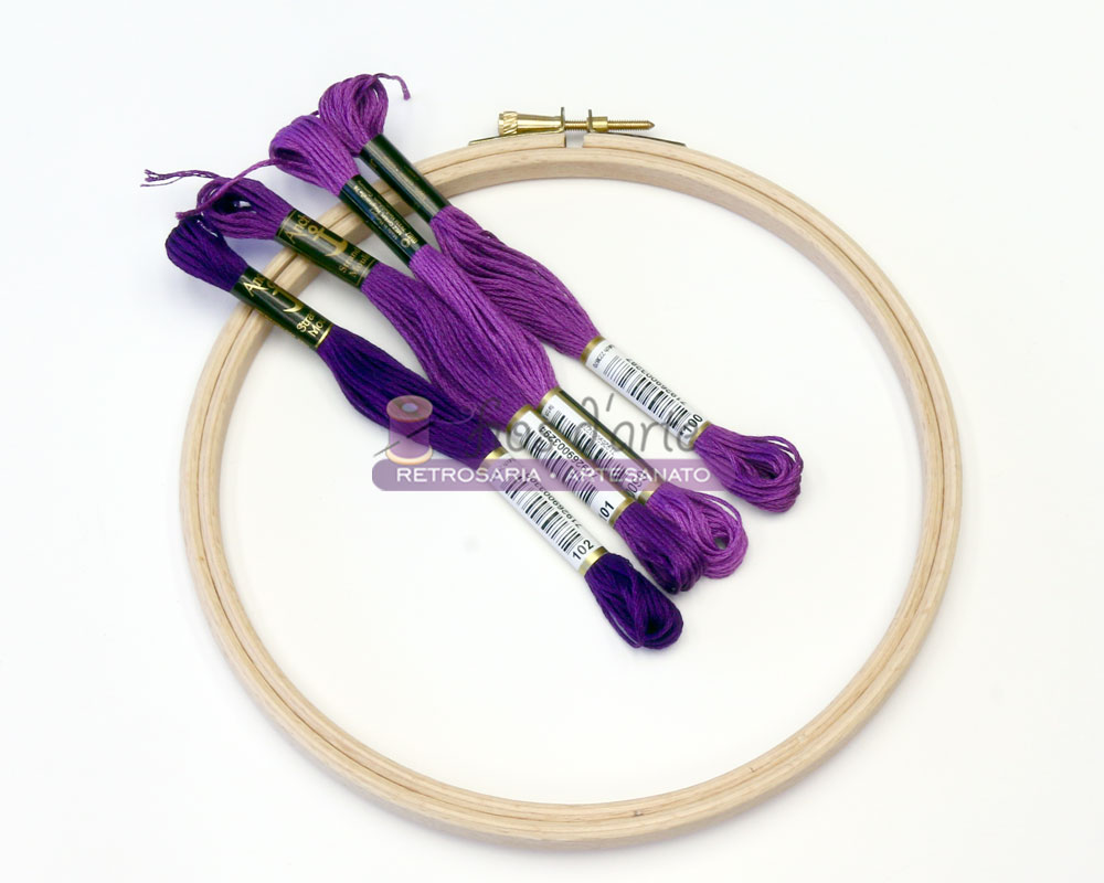 Bastidor redondo madeira com regulador metálico Moldura de bordado em madeira com novelos de linha roxa sobre fundo branco