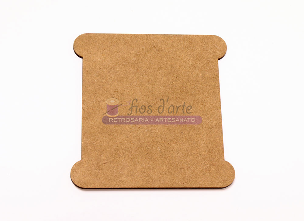 Placa para fitas em mdf (12x12,5x0,3cms) Suporte quadrado castanho claro com texto 'fios d'arte' e 'RETROSARIA • ARTESANATO' em fundo branco