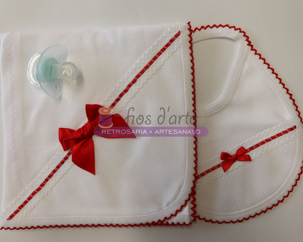 Conjunto Babete e Fralda para bordar ponto cruz Conjunto de fralda e babete branco com detalhes vermelhos e laços