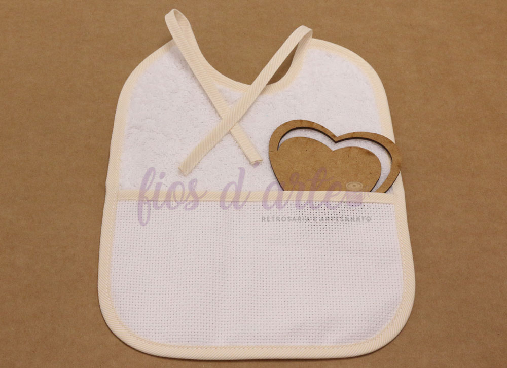Babete branco com borda bege e peça em forma de coração em madeira