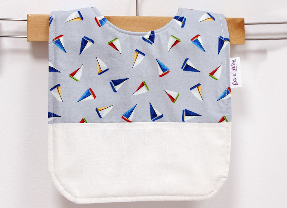 Babete com turco plastificado - barquinhos (Fios d'arte) Babete de tecido com padrão de barcos coloridos e parte inferior branca