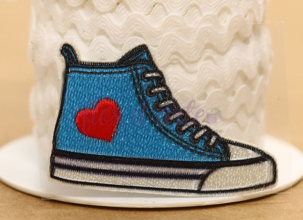 Aplique bordado de ténis azul com coração vermelho em fita branca ondulada