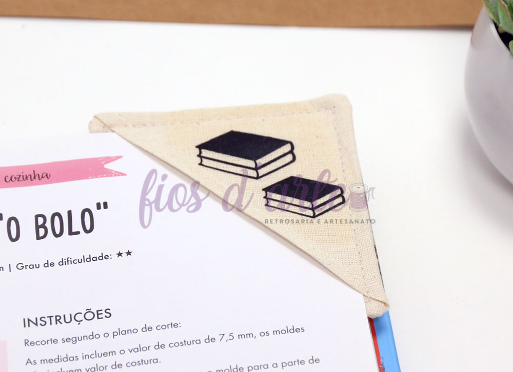 Marcador de livros de canto em tecido cru #008 (Livros) Marcador de livro em tecido bege com livros pretos