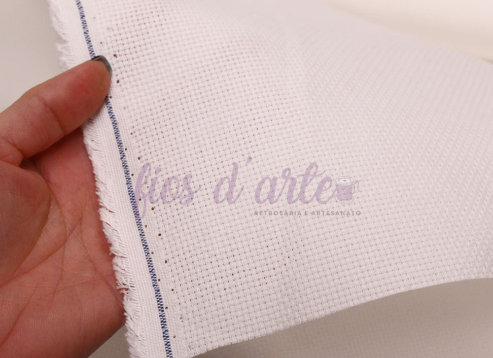 Tecido branco de bordado com trama regular e linha azul na margem