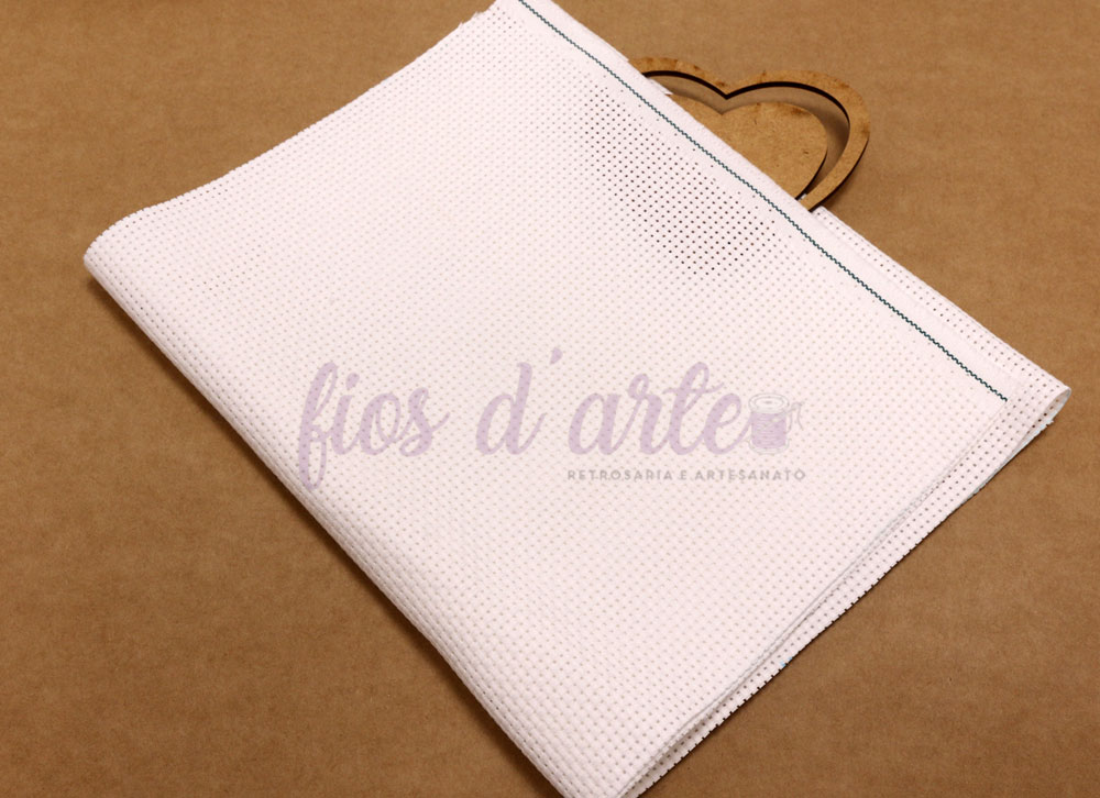 Retalho Quadrilé/ Aida largo #11 (77x24cms) Pano branco de tecido ponto cruz com alça decorativa em forma de coração