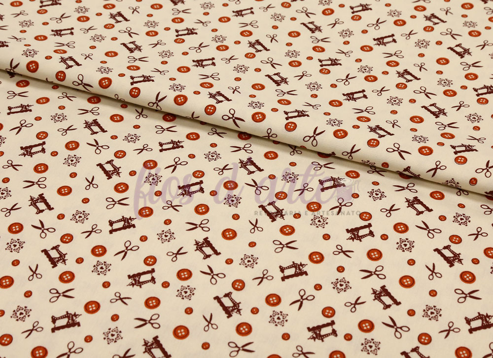 Tecido Mini Costura (Fabricart) Tecido com padrão de ícones de costura em castanho e vermelho sobre fundo bege