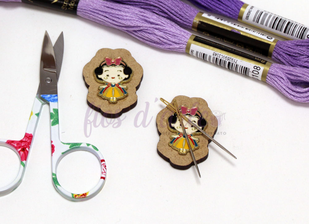 Suporte magnético para agulhas - Menina Tesouras com padrão floral, alfinetes de marcação com personagem infantil, agulhas e novelos de linha lilás