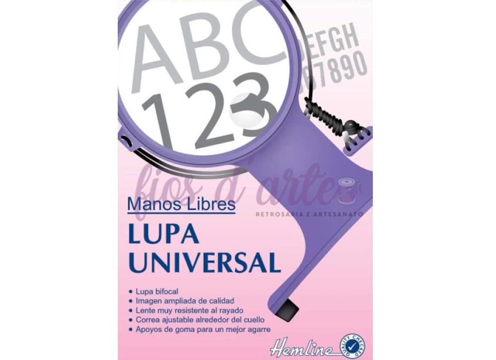 Lupa Universal Mãos Livres (Hemline) - colocar ao peito Lupa bifocal universal lilás com corda ajustável e apoio de borracha, ampliando letras e números em fundo rosa.