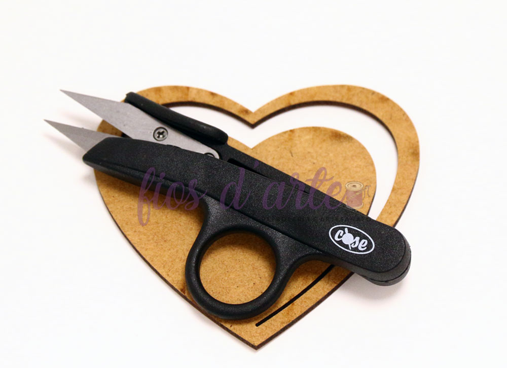 Tesoura corta fios (Cose) Tijeras pequenas com cabo preto sobre forma de coração em madeira