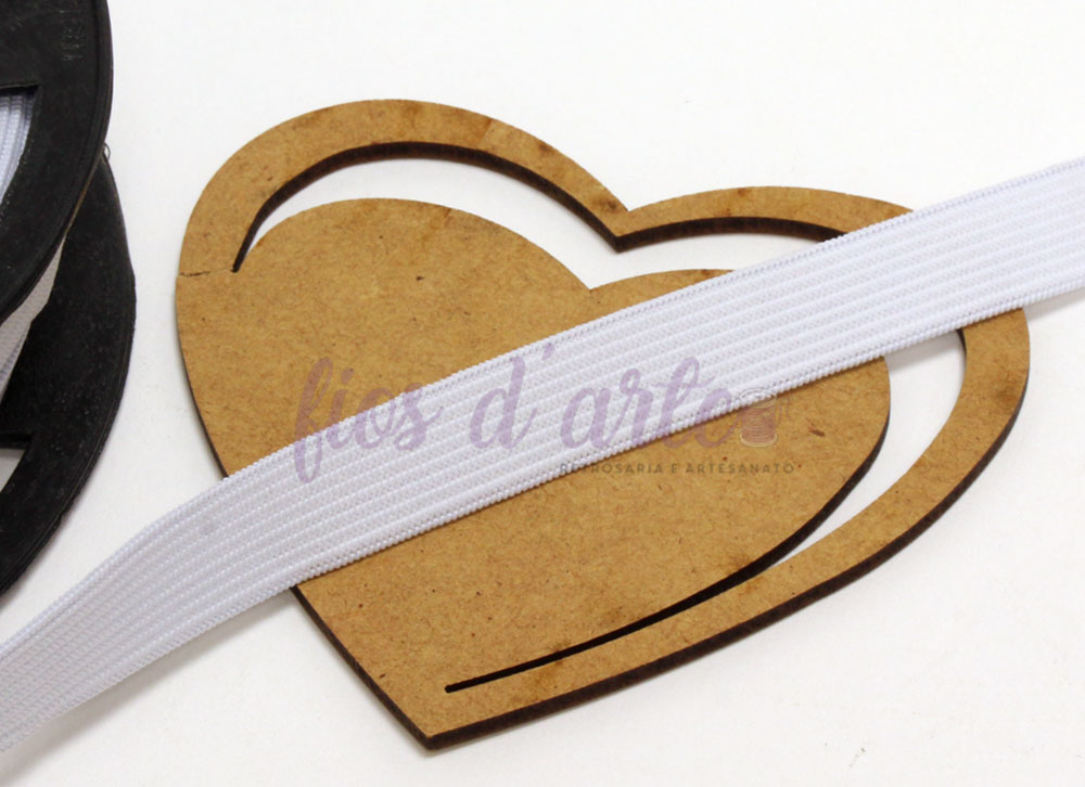 Elástico achatado - força mediana (branco) Elástico branco sobre forma de coração em madeira sobre fundo branco.