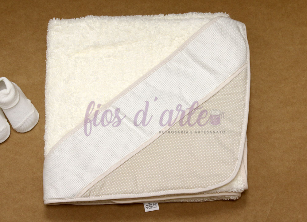 Toalha de banho Pintinhas para bebé com capuz para bordar ponto cruz (80x80cm) Toalha de bebé branca com capuz bege de pontos e meias brancas