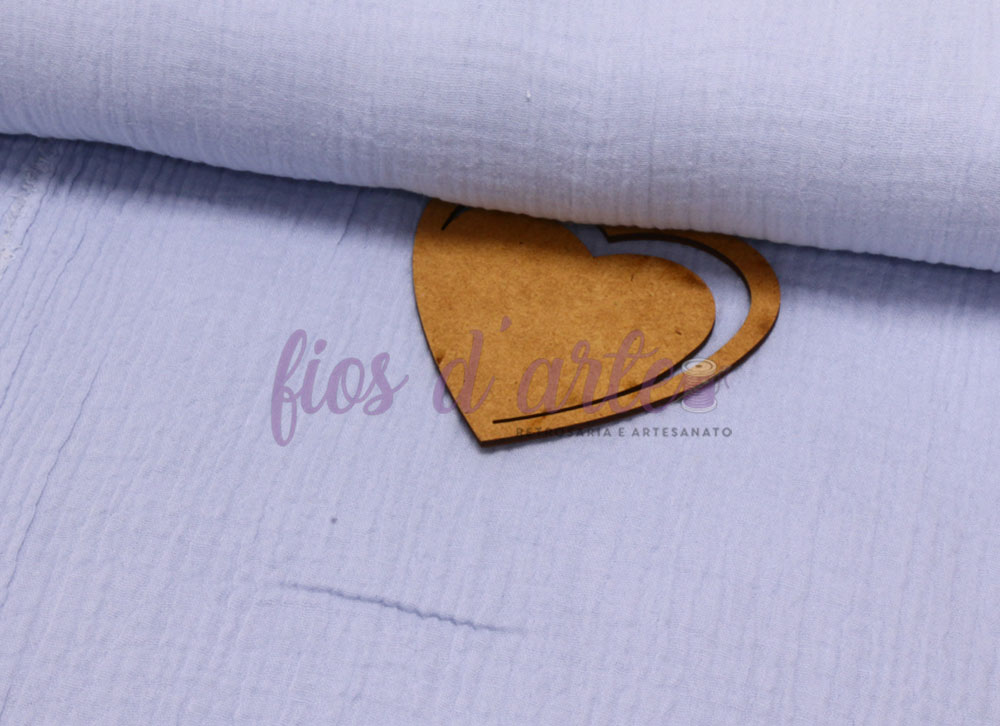 Tecido lilás claro com etiqueta de papel castanho em forma de coração