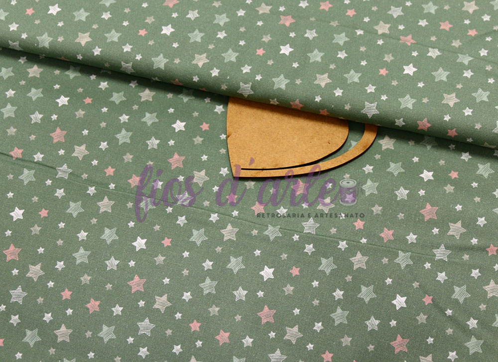 Tecido Estrelinhas Coloridas (verde) Tecido verde com estrelas brancas e rosa próximo de embalagem de papel castanho