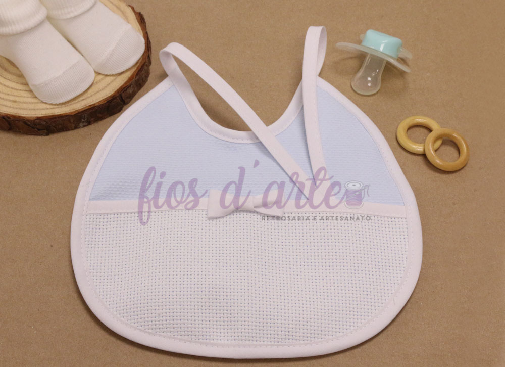 Babete com tecido piquet e turco com lacinho para bordar ponto cruz (Fios d'arte) Babete de bebé branco e azul claro com acessórios
