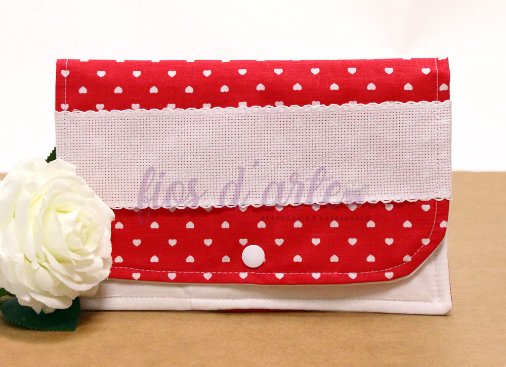 Bolsa Camila simples com quadrilé para bordar ponto cruz IV (Fios d'arte) Carteira vermelha com corações brancos e faixa branca com texto 'lios d'arte'