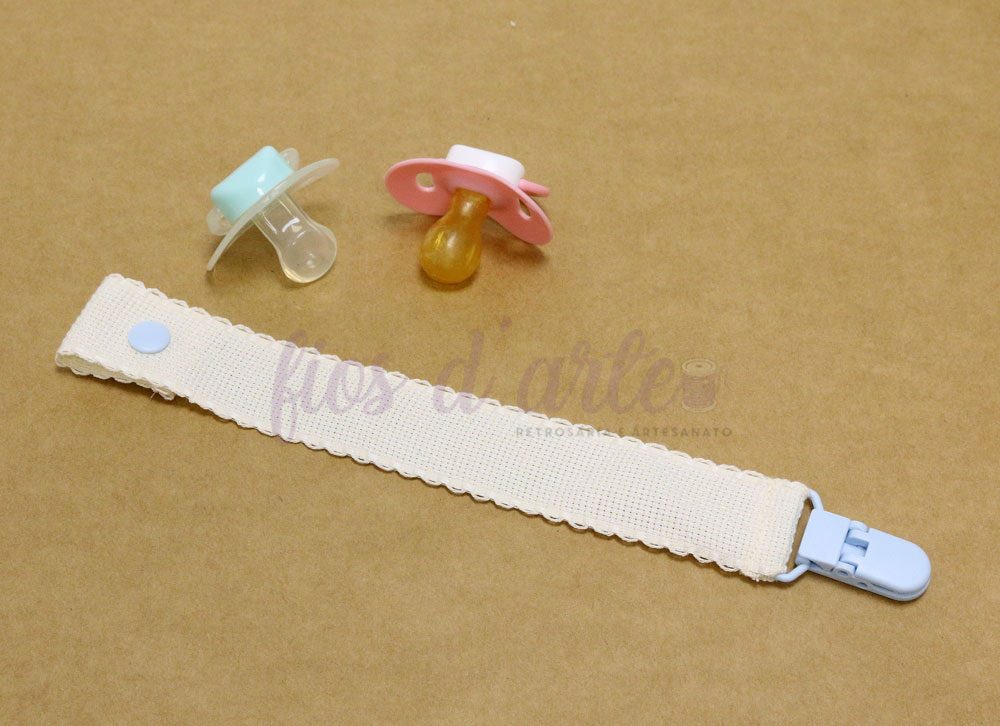 duas chuchas de silicone e fita com clip azul em fundo castanho