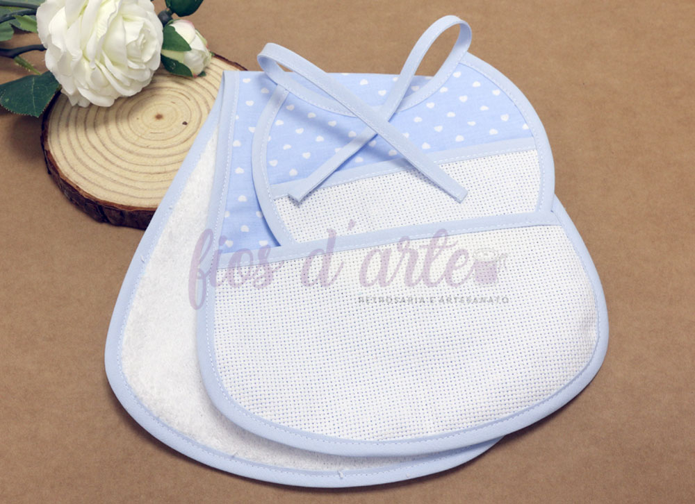 Babetes para bebé azuis com corações brancos e branco perfurado