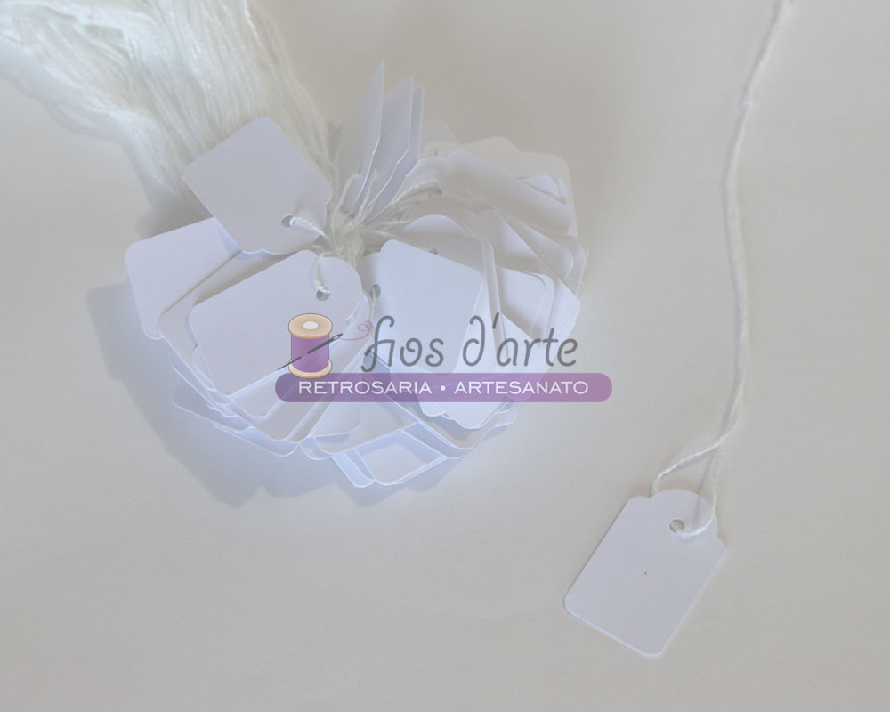 Etiquetas brancas de papel com cordão num conjunto, sobre fundo branco.