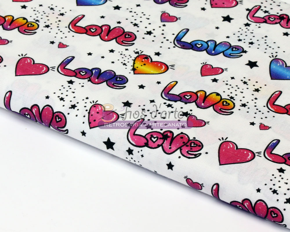 Tecido Love and Kiss branco Tecido branco com padrão colorido de corações, estrelas e a palavra Love.