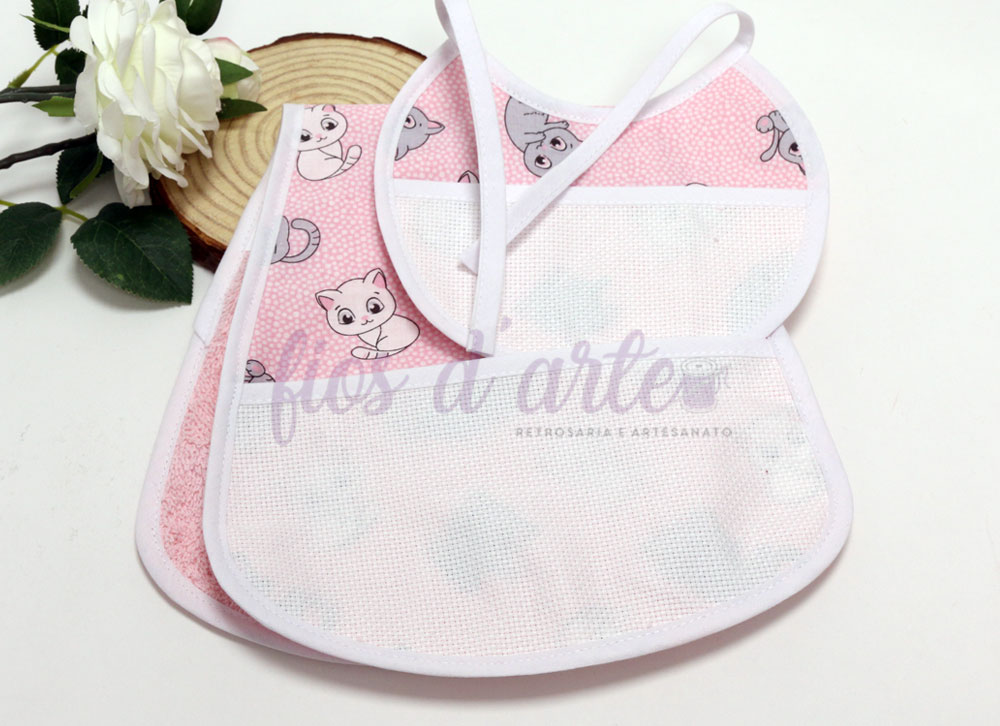 Dois babetes rosa com padrão de gatinhos e pala de tela branca