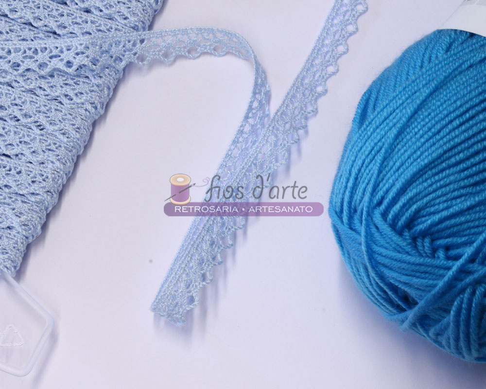 Renda com bico (10mm) - azul bebé Fita de renda azul clara com linha azul eléctrico e lã azul sobre fundo branco