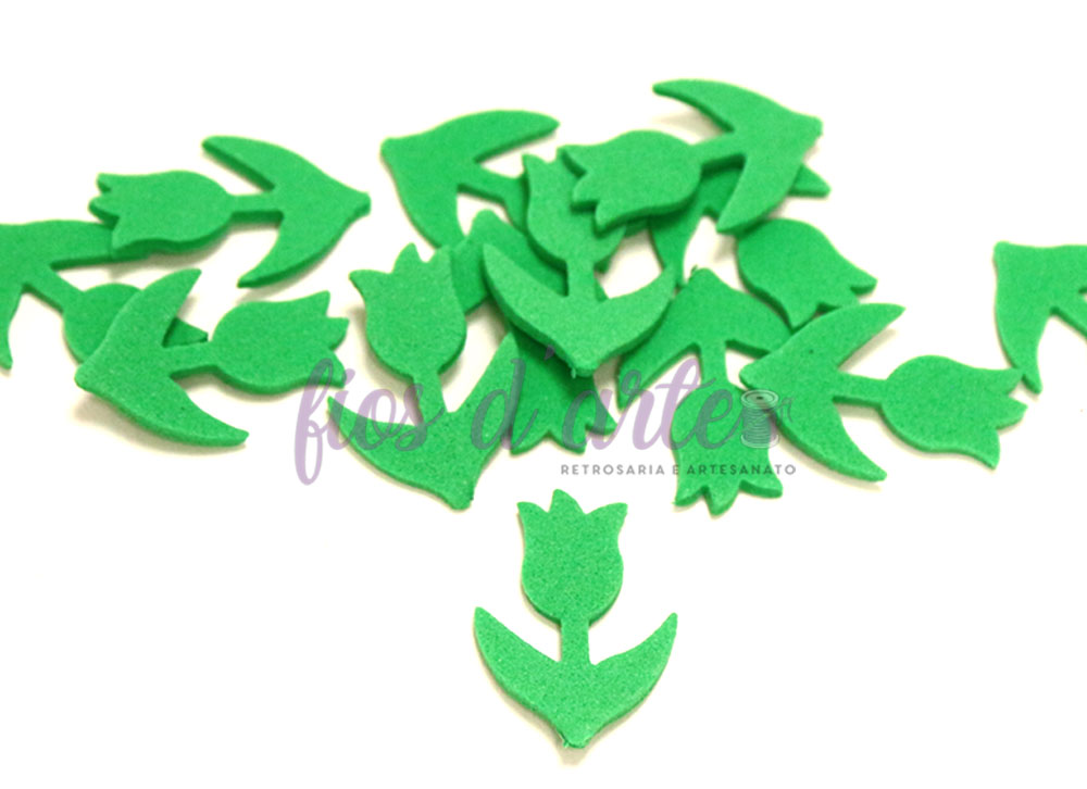 Formas de flores tulipas em feltro verde sobre fundo branco