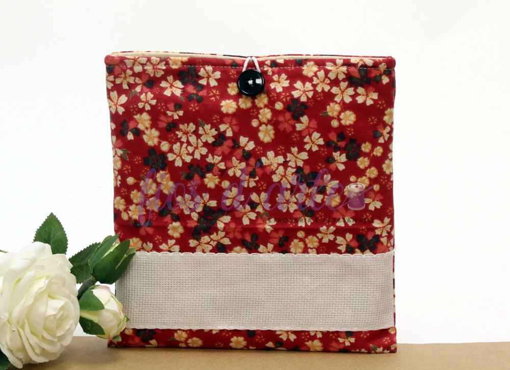 Bolsa Multiusos estampada com quadrilé para bordar ponto cruz (19x19,50cms) - vermelho com florzinhas Estojo tecido florido vermelho com botão preto e faixa branca