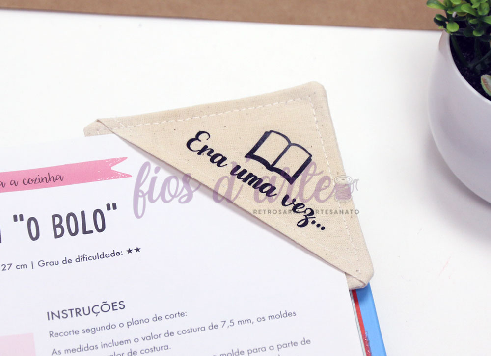 Marcador de livros de canto em tecido cru #004 (Era uma vez...) Marcador de página de tecido bege com texto bordado e imagem de livro
