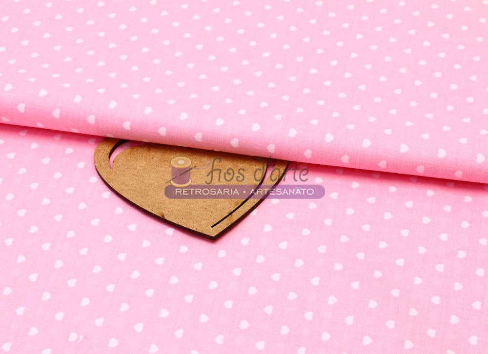 Tecido Corações pequenos (rosa bebé) Tecido cor-de-rosa claro com pequenos corações brancos e etiqueta em forma de coração