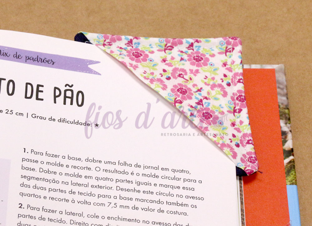 Marcador de livros de canto em tecido #011 (florzinhas) Pano de pão florado rosa, laranja e verde sobre papel com instruções em português