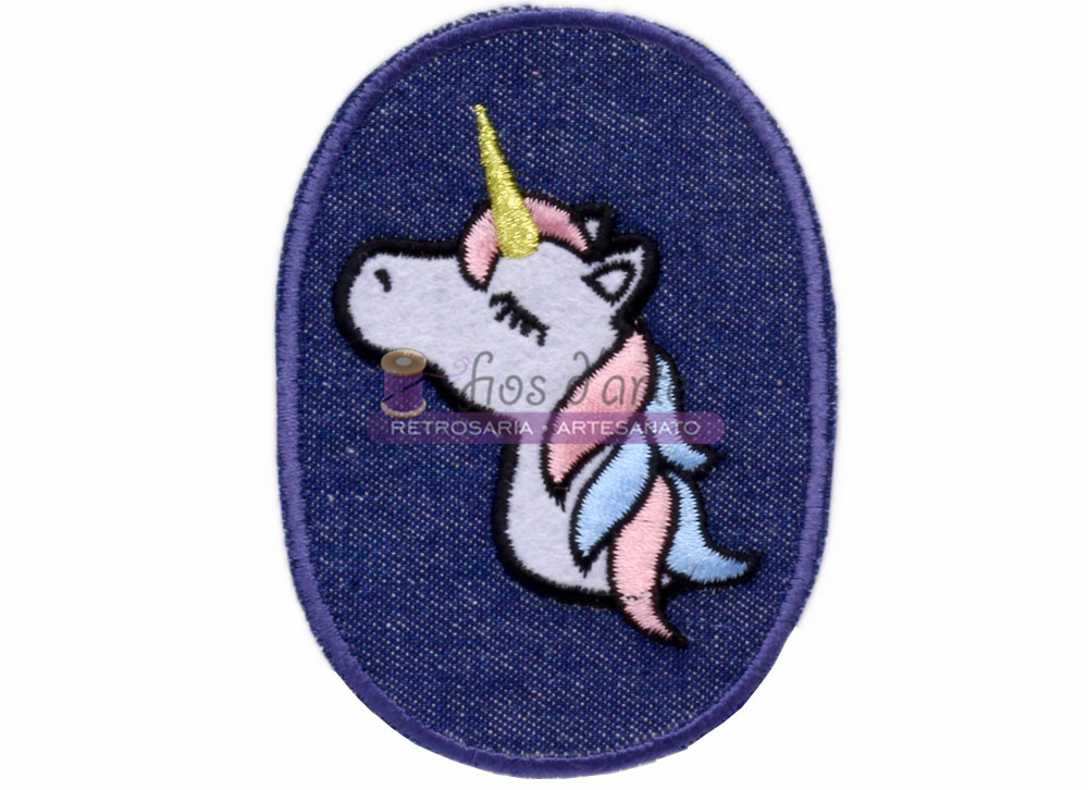 Patch bordado oval azul com unicórnio colorido
