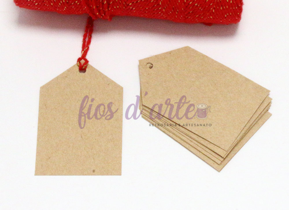 Etiquetas de papel Kraft em forma de casa com cordão vermelho