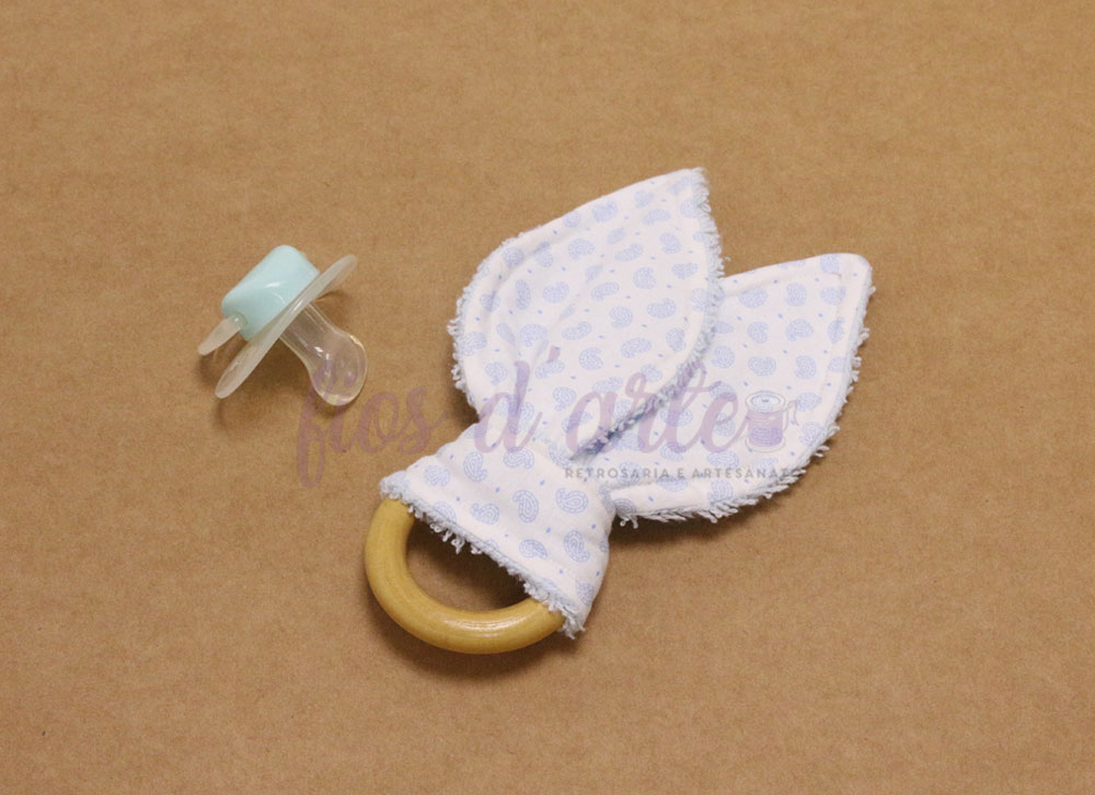 Chocalho de madeira com tecido branco estampado e chupeta azul claro