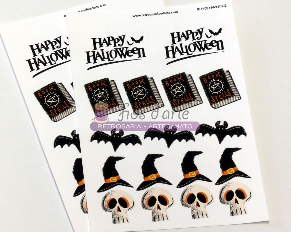 Autocolantes de Halloween com livros de feitiços, morcegos e caveiras com chapéus de feiticeiro.