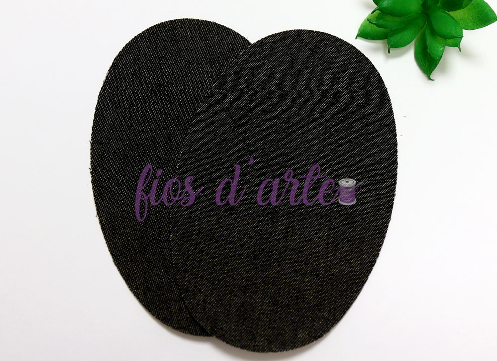 Joelheiras/ Cotoveleiras Termocolantes (ganga) - preto Dois remendos pretos arredondados sobre fundo branco com ramo verde no canto