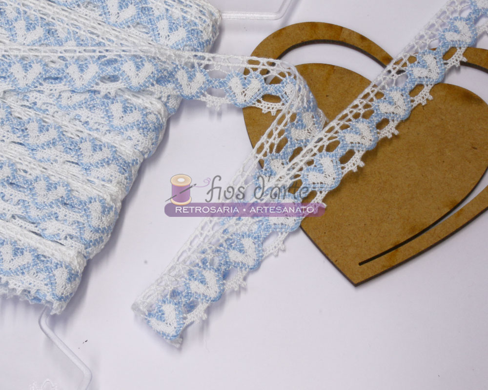 Renda coração (18mm) - azul/branco Fita de renda branca e azul enrolada num carretel em forma de coração de madeira