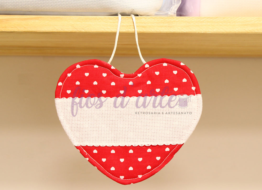 Coração estampado para pendurar para bordar ponto cruz - vermelho com corações brancos Almofada em forma de coração vermelho com corações brancos e barra branca para pendurar