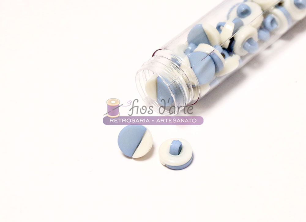 Frasco com botões redondos azuis e brancos sobre fundo branco