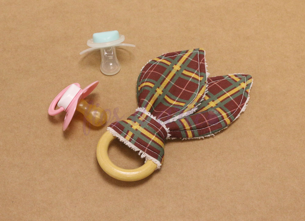 Mordedor Orelhas de Coelho (xadrez) Chocalho de bebé de madeira com tecido xadrez e duas chupetas de silicone rosa e azul