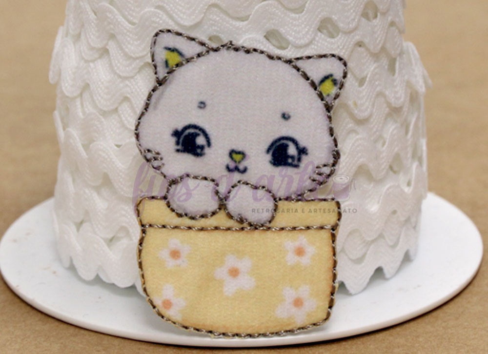 Aplicação termocolante Gatinho no Pote (3,2x4,2cms) - amarelo Rolo de fita branca com aplique de gato em tecido numa caixa amarela com flores.