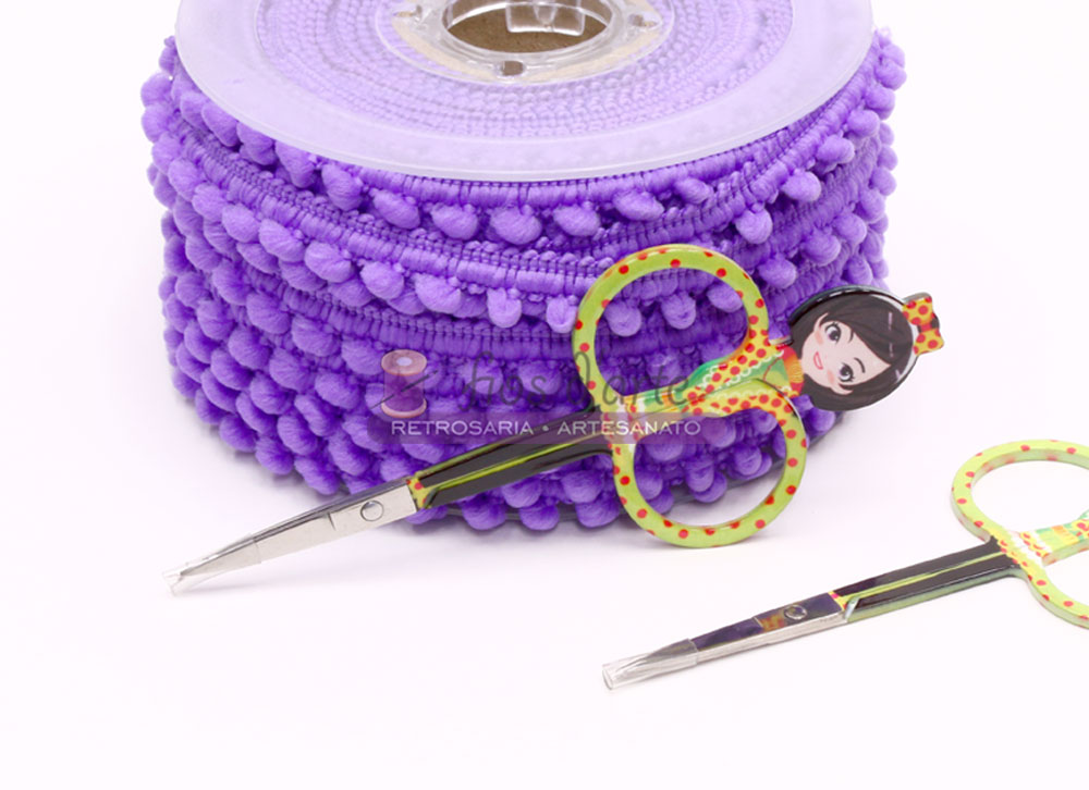 Tesoura para bordar Fantasia Menina (Mediac) Rolo de fita pompom roxa e tesoura decorativa para artesanato