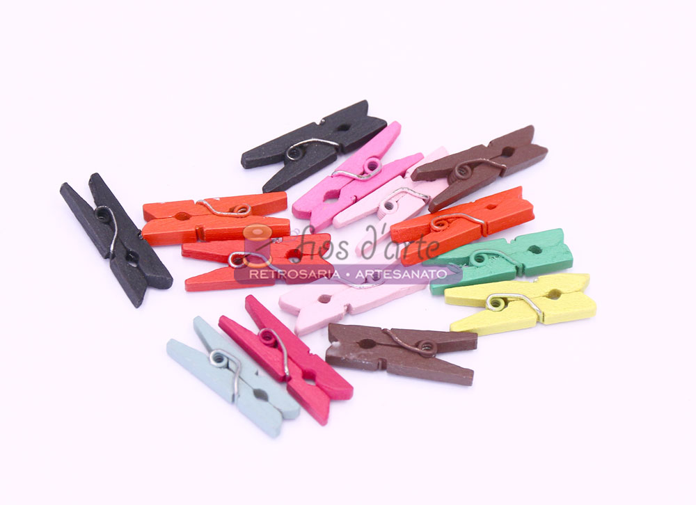 12 mini molas de madeira coloridas sobre fundo branco