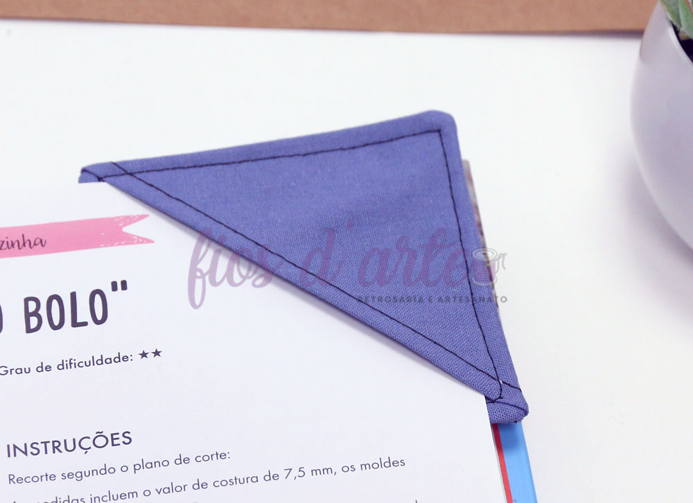Marcador de livros de canto em tecido liso #006 (personalizável) Marcador de página triangular azul em tecido colocado na ponta de uma página