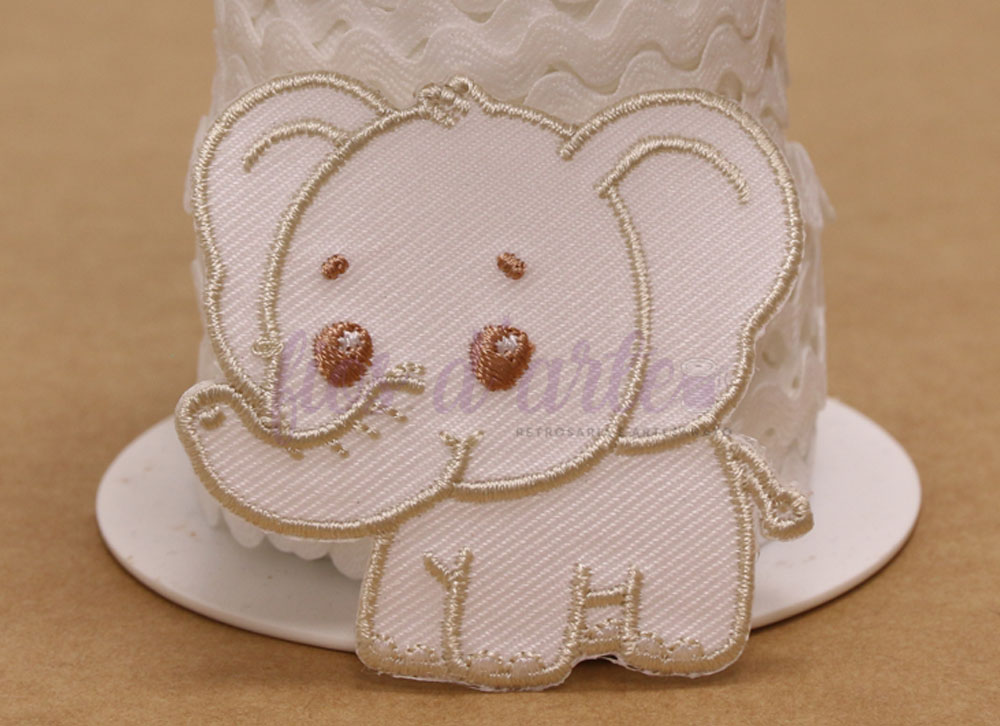 Aplicação termocolante Elefante (5x5,2cms) - creme Aplique de tecido de elefante branco com detalhes em bege sobre suporte branco