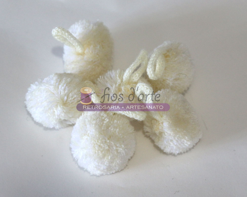 Pompons de lã com fio (40mm) Pompons brancos felpudos com alças para pendurar