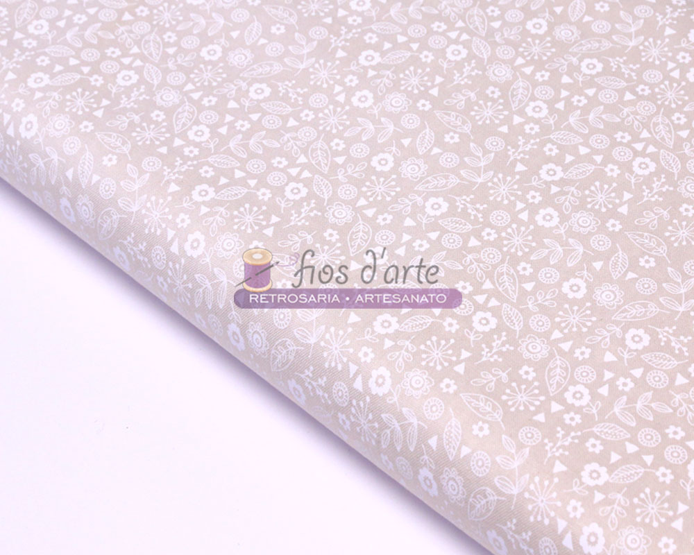 Tecido Flores (Makower) - fundo bege Tecido bege claro com padrão floral branco e logo fios d'arte