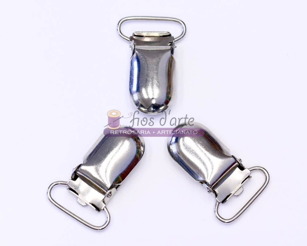 Mola de metal rectangular (20mm) - prateada Três presilhas metálicas prateadas brilhantes sobre fundo branco